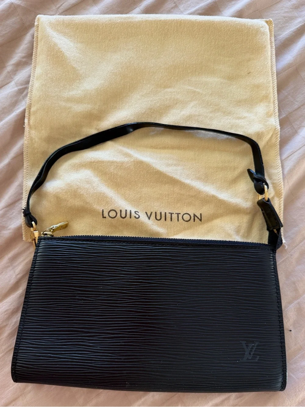 Authentic LOUIS VUITTON Epi Pochette Accessoires Handbag